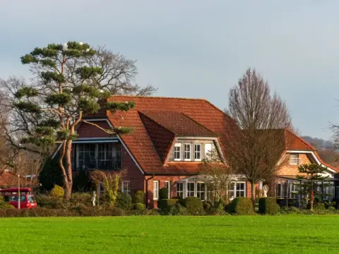 Freistehendes Einfamilienhaus mit Garten und rotem Ziegeldach
