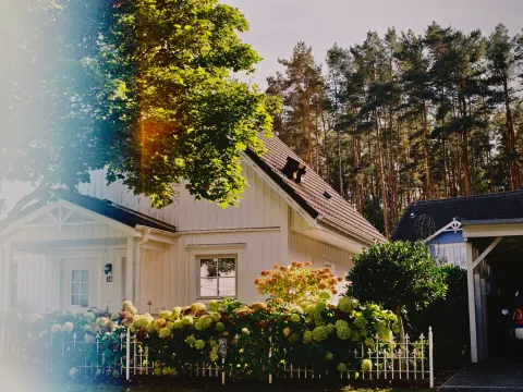 Einfamilienhaus mit Garten am grünen Waldrand