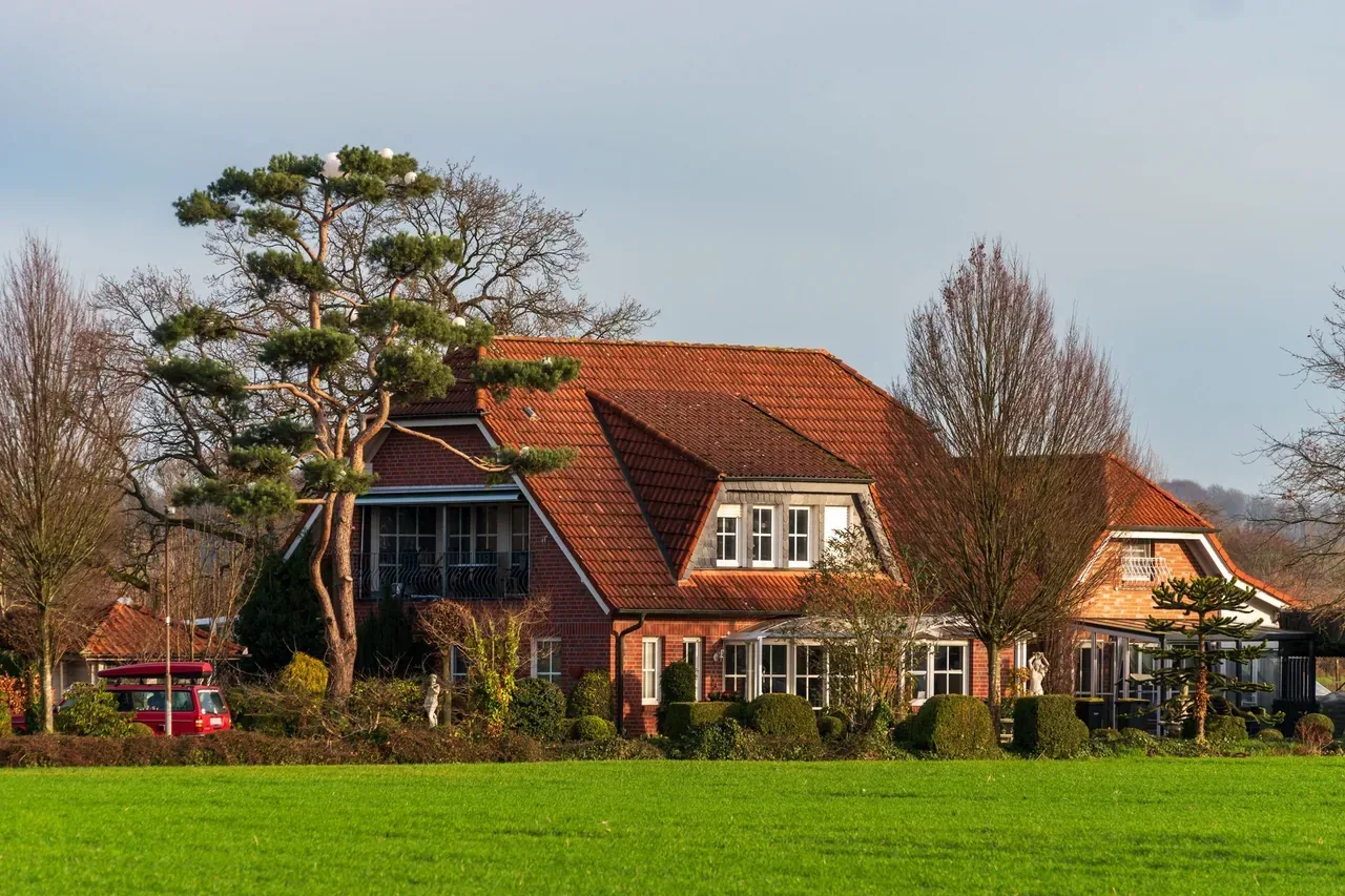 Freistehendes Einfamilienhaus mit Garten und rotem Ziegeldach