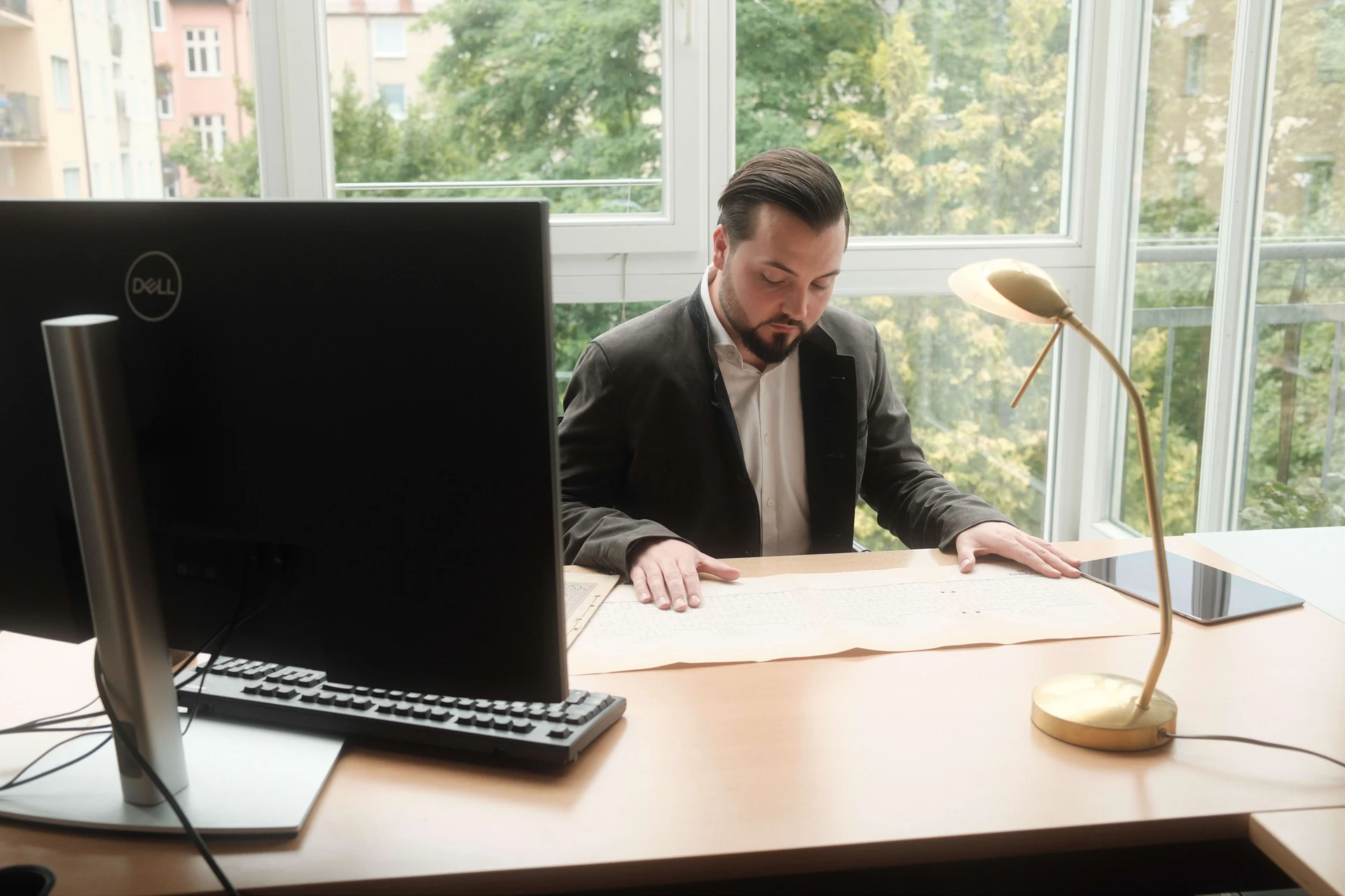 Sachverständiger prüft Bewertungsunterlagen am Schreibtisch