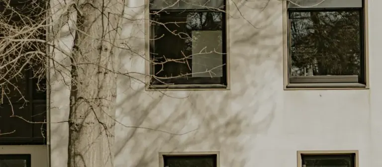 Sachliche Wohnhausfassade als Symbol für eine Immobilienbewertung bei Scheidung